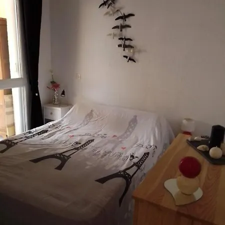 4 Personnes Avec Terrasse, Parking Et Piscine Collective - V0784 *