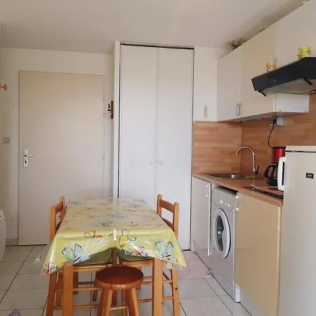 4 Personnes Avec Terrasse, Parking Et Piscine Collective - V0784